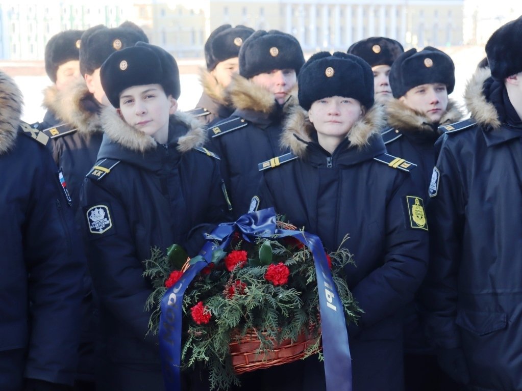 Торжественное возложение цветов у памятника «Царь-плотник» Торжественное возложение цветов у памятника «Царь-плотник»