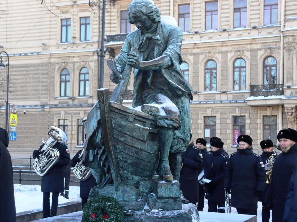 Торжественное возложение цветов у памятника «Царь-плотник» Торжественное возложение цветов у памятника «Царь-плотник»
