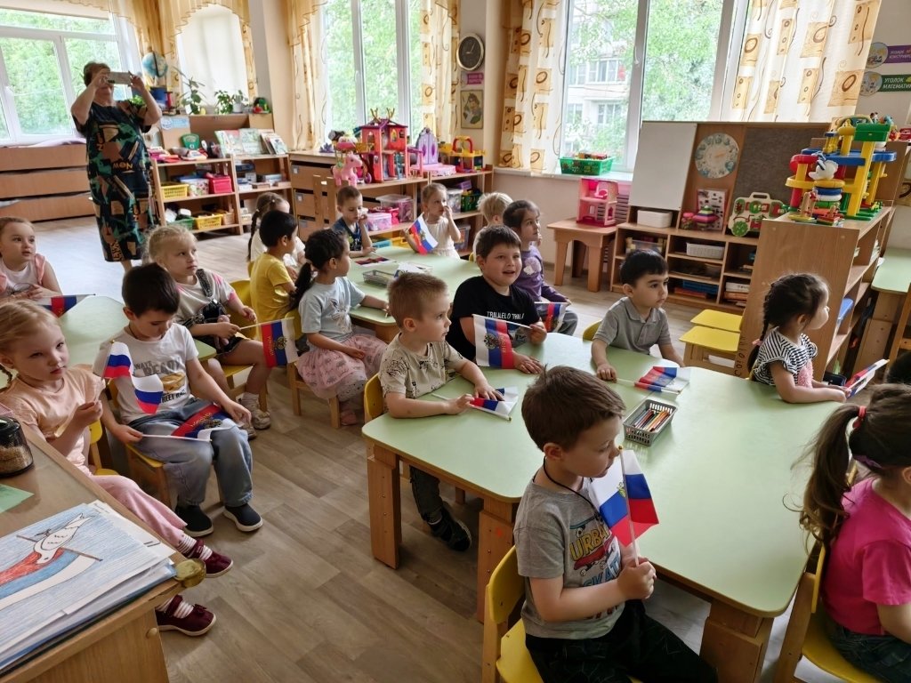 Курсанты Морской технической академии познакомили малышей с символами России