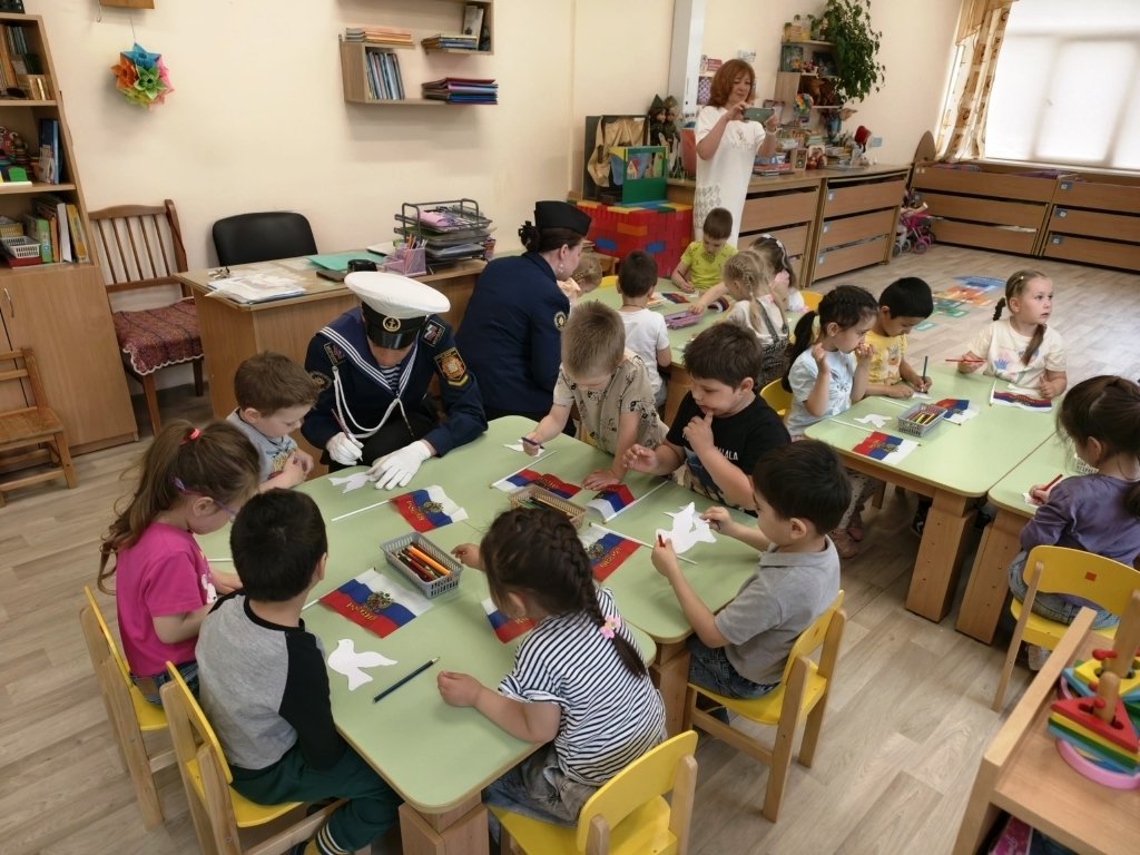 Курсанты Морской технической академии познакомили малышей с символами России