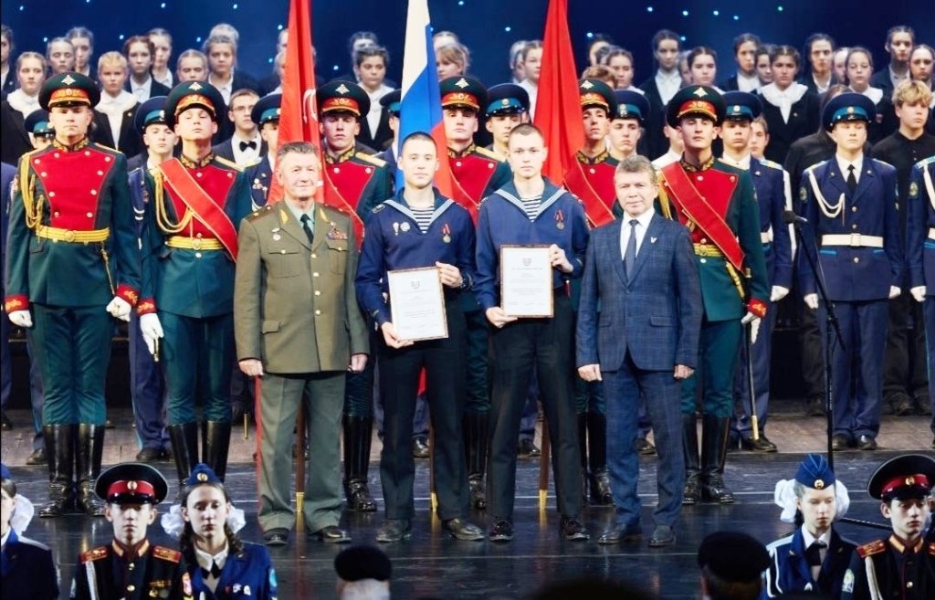 На подвиге равняются сердца