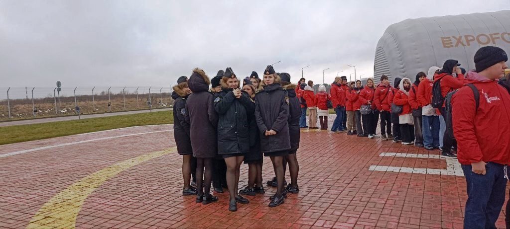 Флешмоб в честь Дня российского хоккея и акция к Дню добровольца в «Экспофоруме»