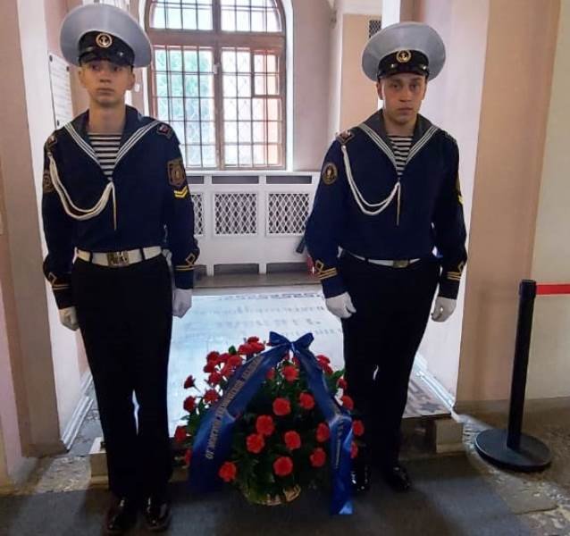 Курсанты Морской технической академии почтили память адмирала Дмитрия Николаевича Сенявина Курсанты Морской технической академии почтили память адмирала Дмитрия Николаевича Сенявина