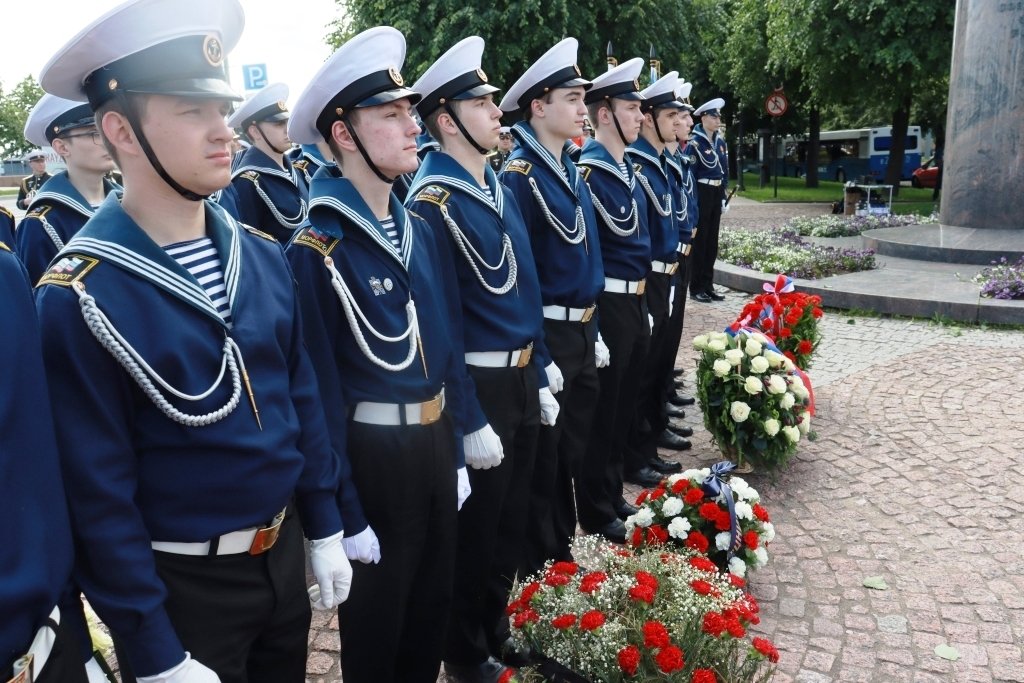 В память о героях флота цветы возложили на Петровской набережной