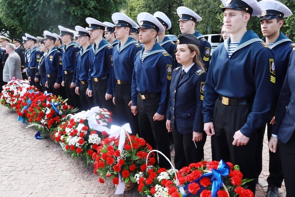 В память о героях флота цветы возложили на Петровской набережной