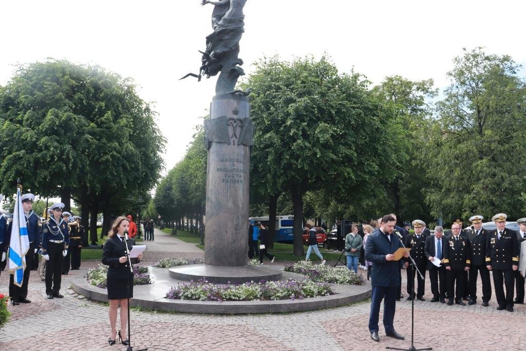 В память о героях флота цветы возложили на Петровской набережной