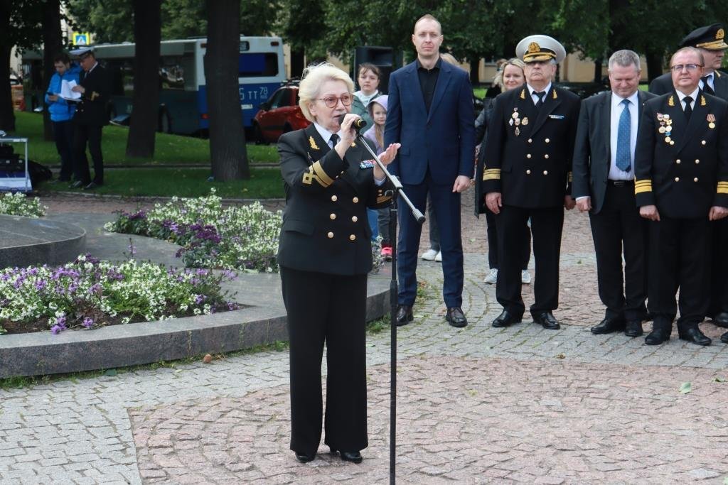 В память о героях флота цветы возложили на Петровской набережной