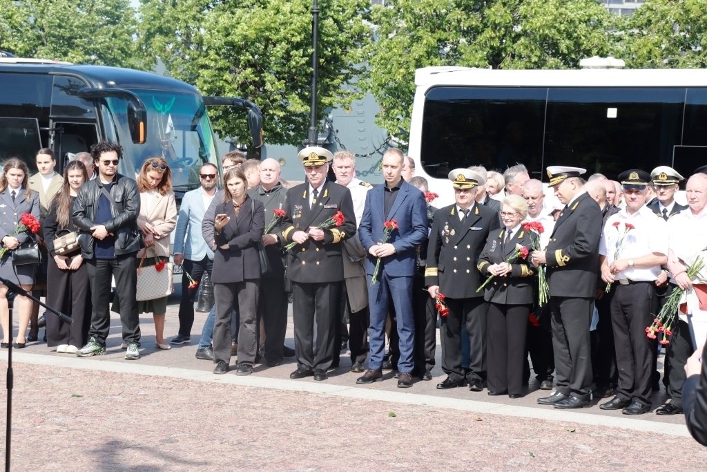 В память о героях флота цветы возложили на Петровской набережной