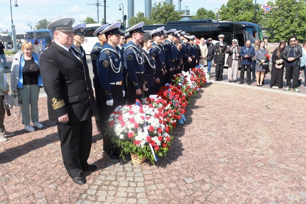 В память о героях флота цветы возложили на Петровской набережной