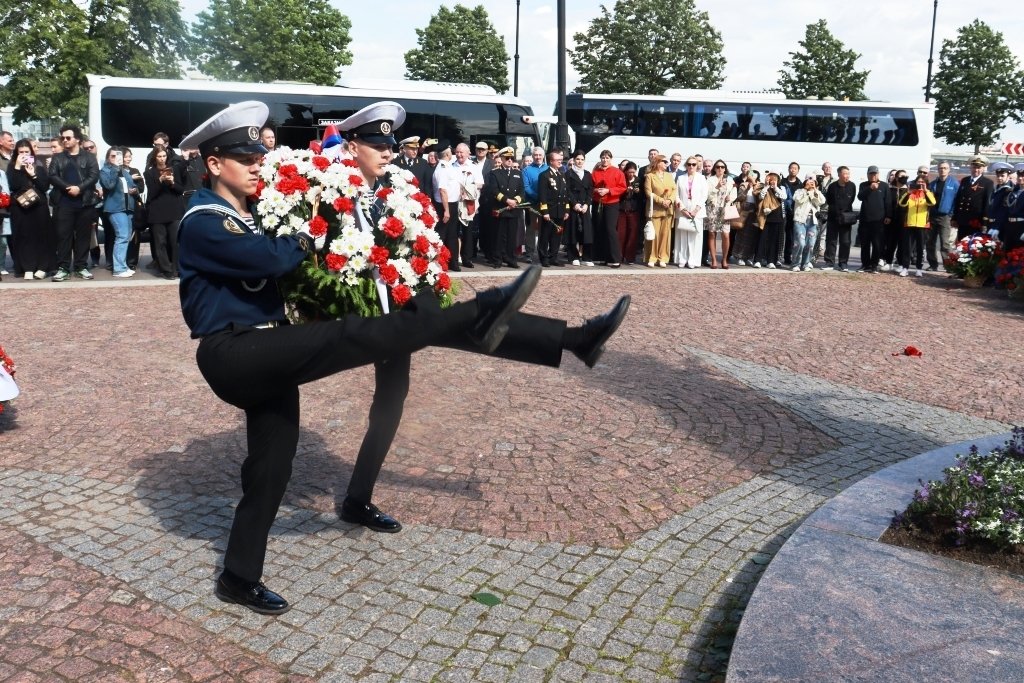 В память о героях флота цветы возложили на Петровской набережной