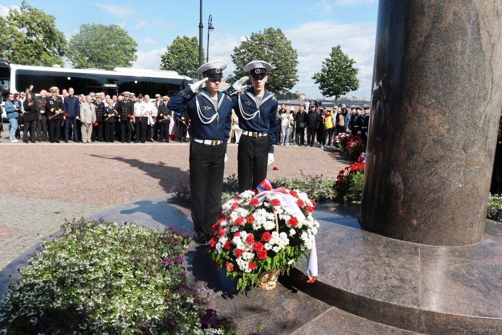 В память о героях флота цветы возложили на Петровской набережной