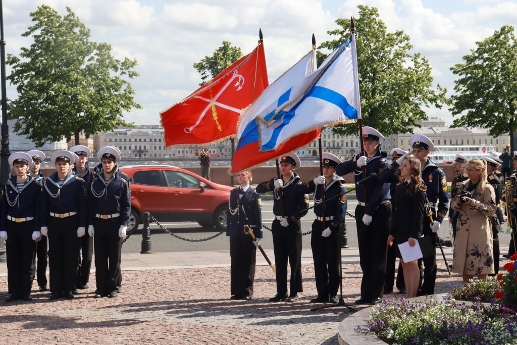 В память о героях флота цветы возложили на Петровской набережной