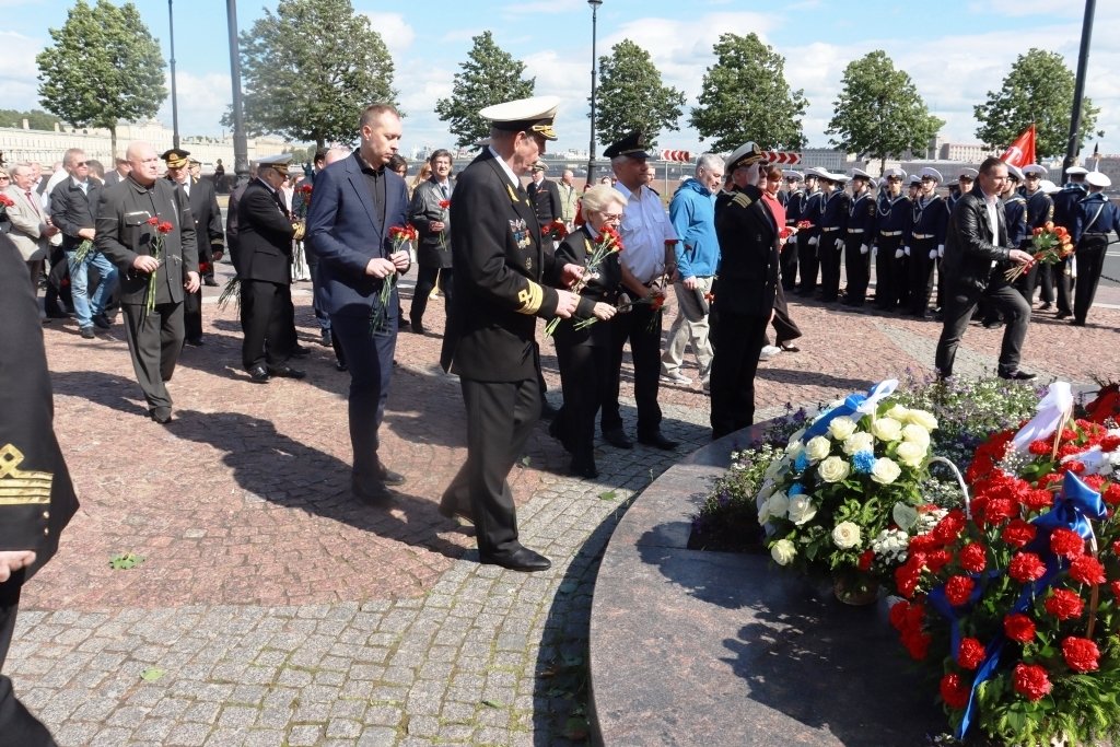 В память о героях флота цветы возложили на Петровской набережной