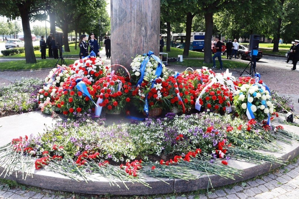 В память о героях флота цветы возложили на Петровской набережной