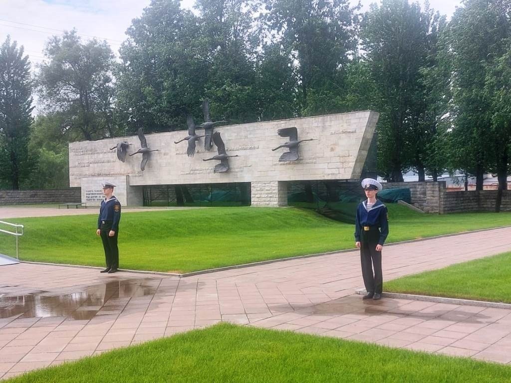 На Невском воинском кладбище почтили День памяти и скорби На Невском воинском кладбище почтили День памяти и скорби