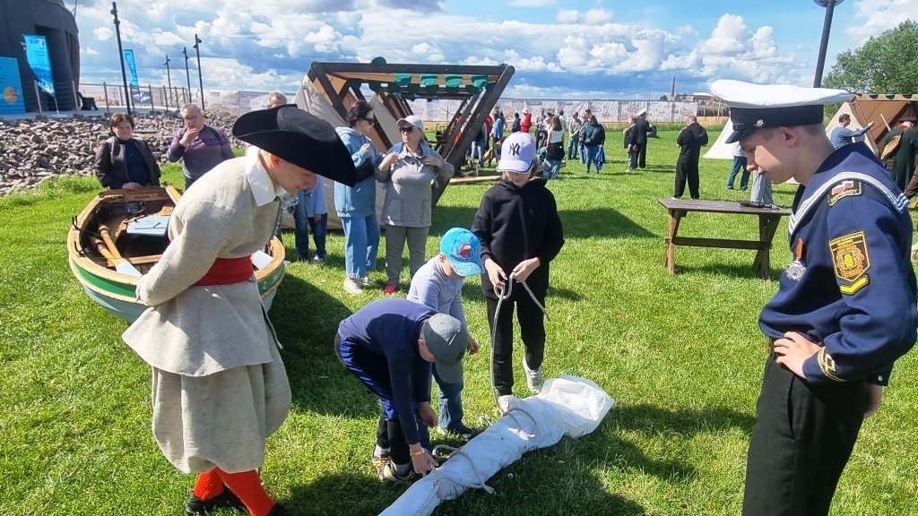 Погружение в эпоху Петра Великого на фестивале «Паруса Кронштадта»