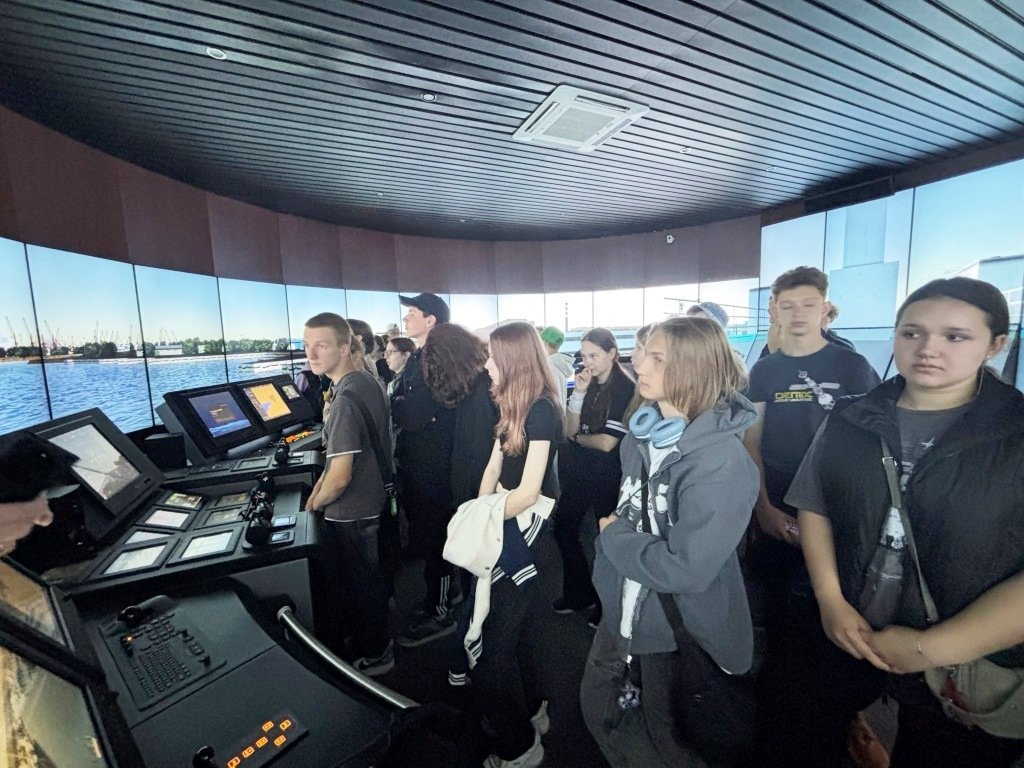 Школьники из трудовых отрядов познакомились с Морской технической академией Школьники из трудовых отрядов познакомились с Морской технической академией