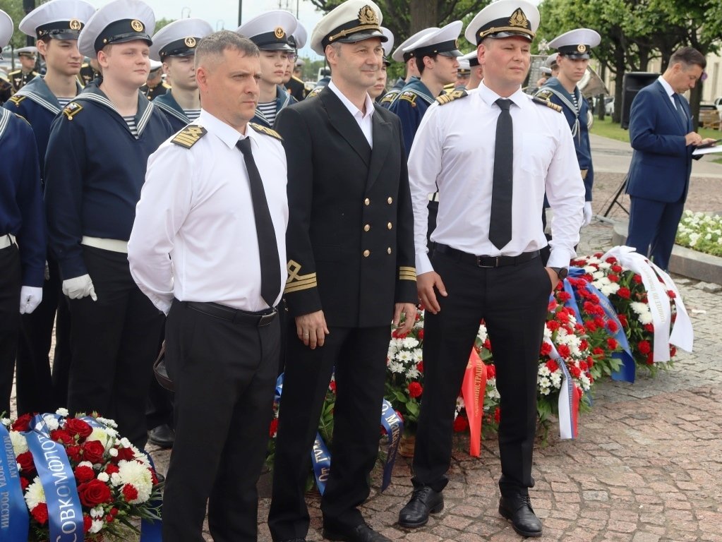 Торжественное возложение цветов к памятнику «Морякам и создателям флота России» в Санкт-Петербурге