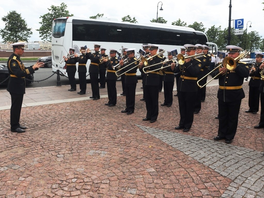 Торжественное возложение цветов к памятнику «Морякам и создателям флота России» в Санкт-Петербурге