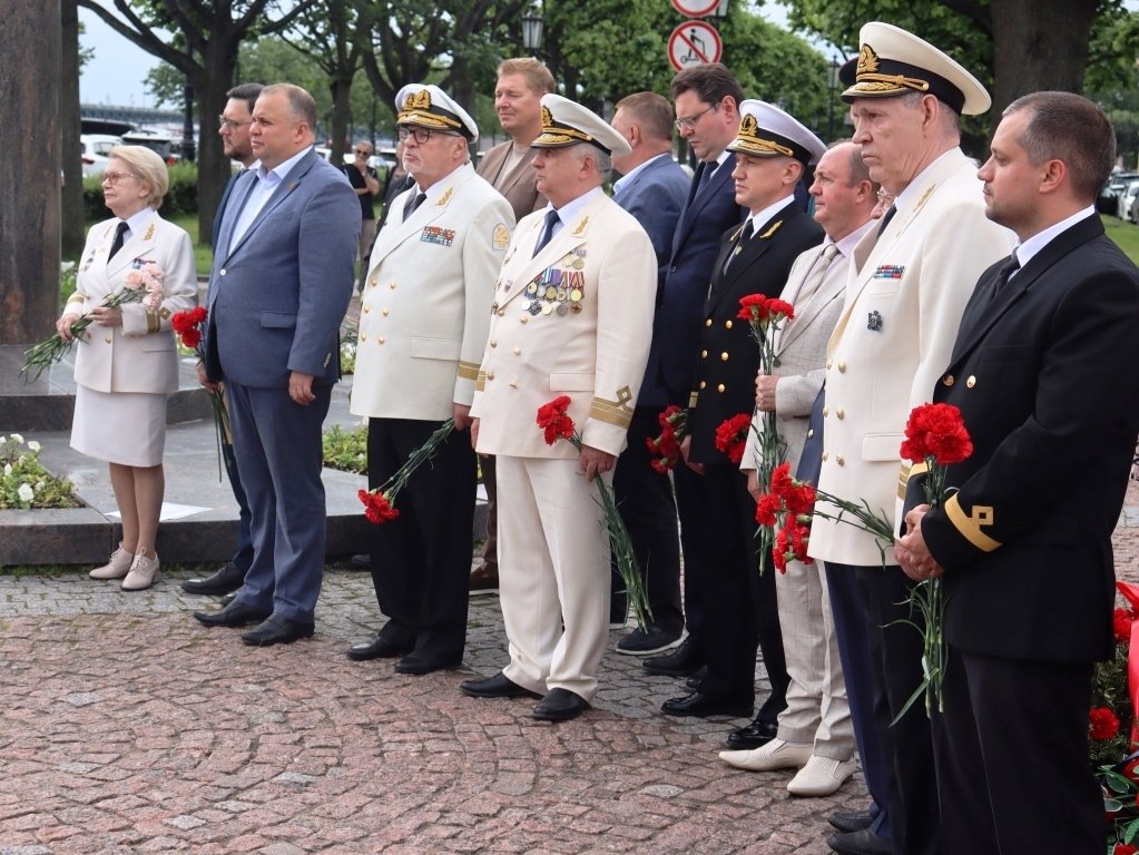 Торжественное возложение цветов к памятнику «Морякам и создателям флота России» в Санкт-Петербурге