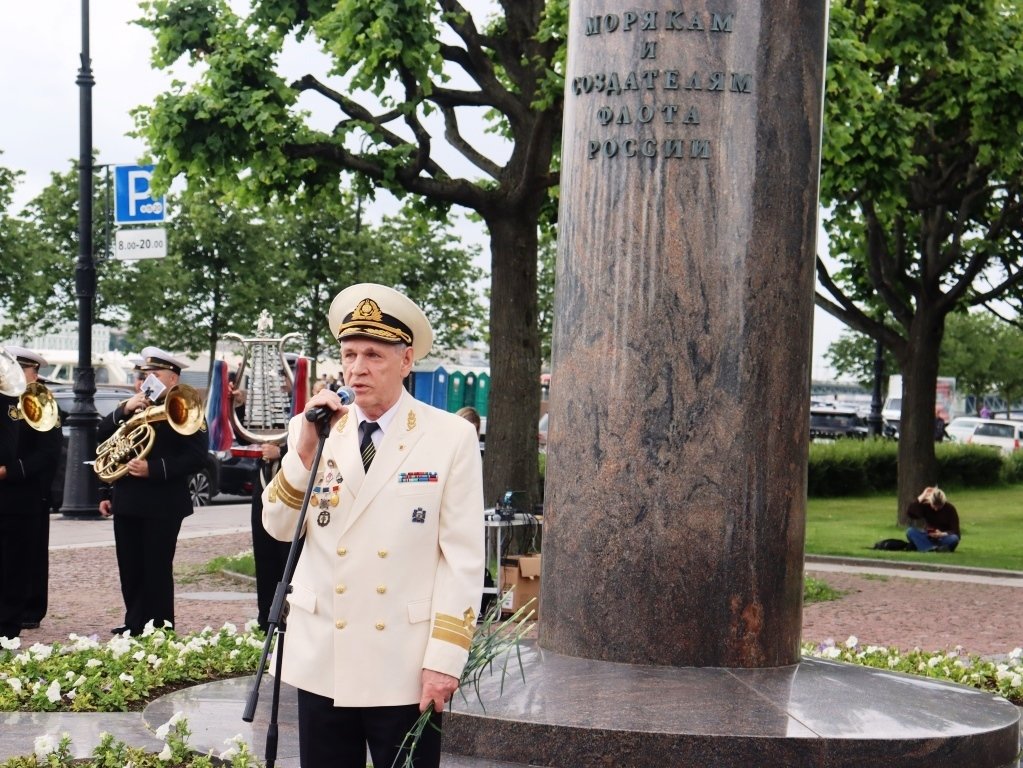 Торжественное возложение цветов к памятнику «Морякам и создателям флота России» в Санкт-Петербурге