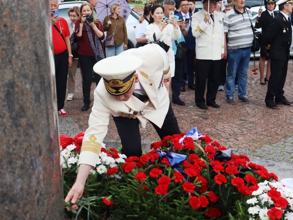 Торжественное возложение цветов к памятнику «Морякам и создателям флота России» в Санкт-Петербурге