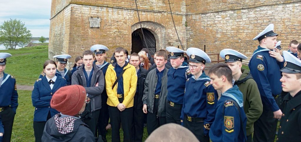 Погружение в историю: Экскурсия курсантов Морской технической академии в крепость Орешек Погружение в историю: Экскурсия курсантов Морской технической академии в крепость Орешек