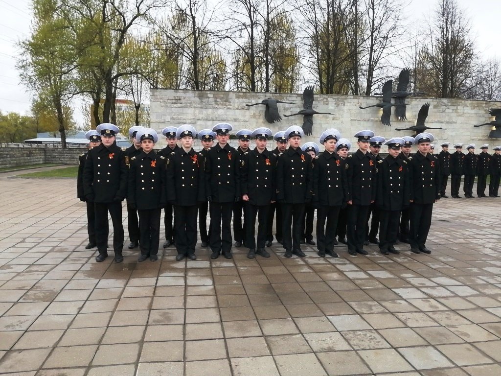 80-летие Победы: Курсанты Морской технической академии и жители Невского района возложили цветы к мемориалу «Журавли»