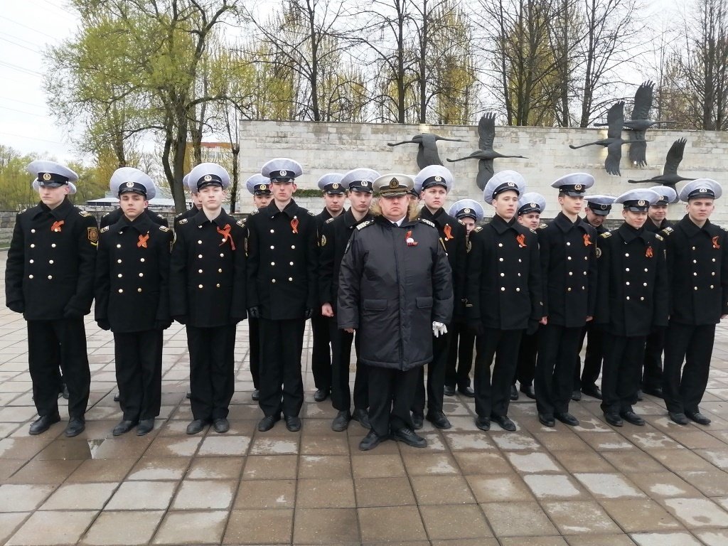 80-летие Победы: Курсанты Морской технической академии и жители Невского района возложили цветы к мемориалу «Журавли»