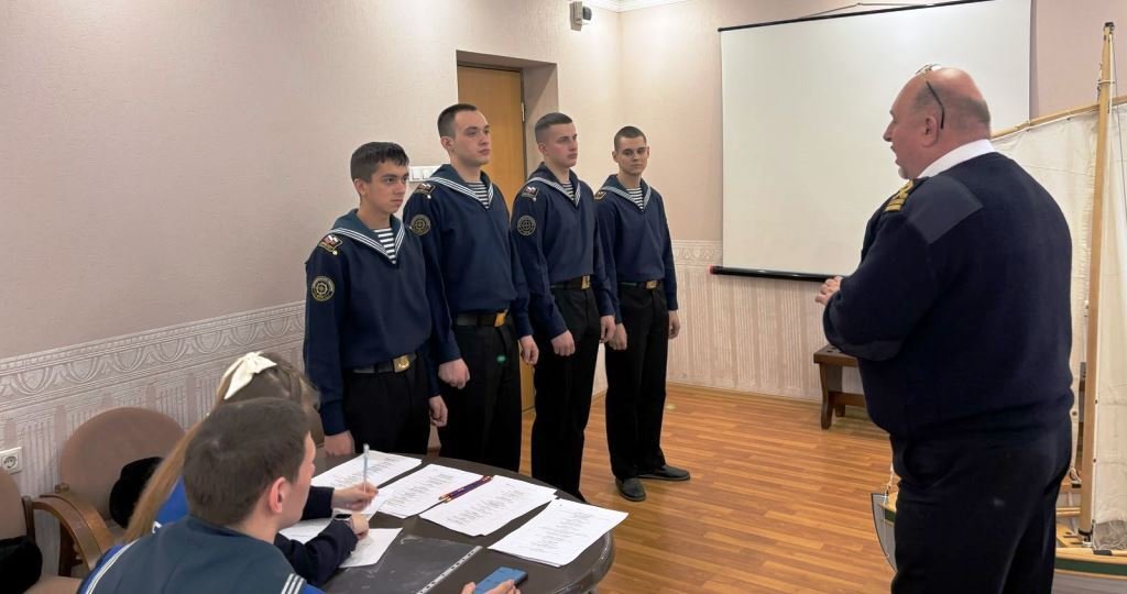Юные моряки соревнуются в морском многоборье
