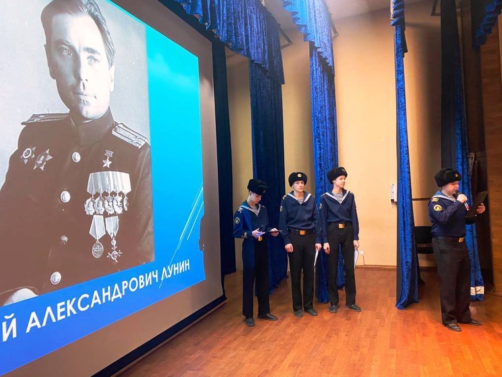 Курсанты чтят героев-подводников Курсанты чтят героев-подводников