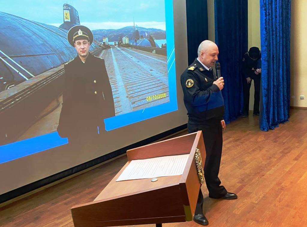 Курсанты чтят героев-подводников Курсанты чтят героев-подводников