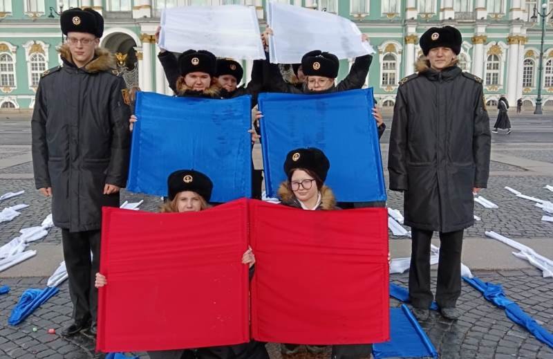 Курсанты Морской технической академии развернули триколор на Дворцовой площади Курсанты Морской технической академии развернули триколор на Дворцовой площади