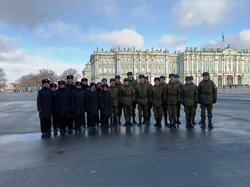 Курсанты Морской технической академии развернули триколор на Дворцовой площади Курсанты Морской технической академии развернули триколор на Дворцовой площади
