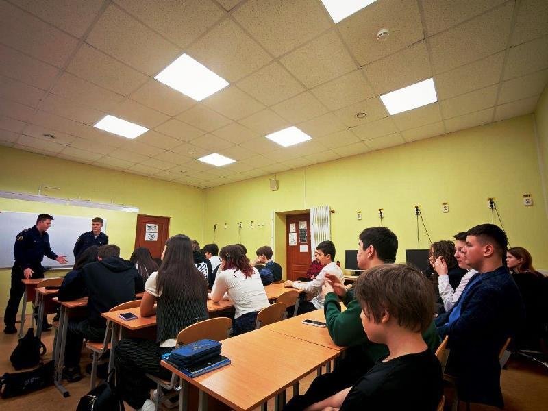 Курсанты академии провели профориентацию для школьников