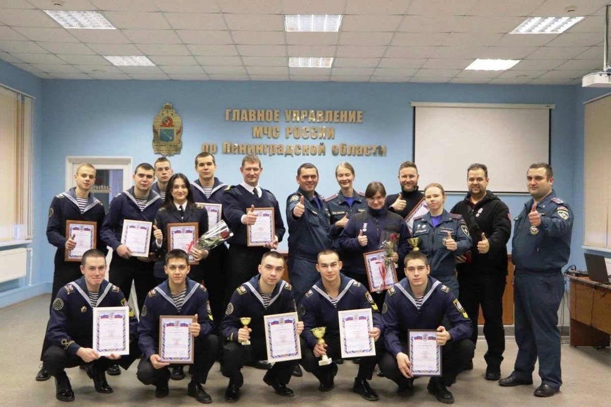 Наши спасатели на пьедестале почёта Наши спасатели на пьедестале почёта