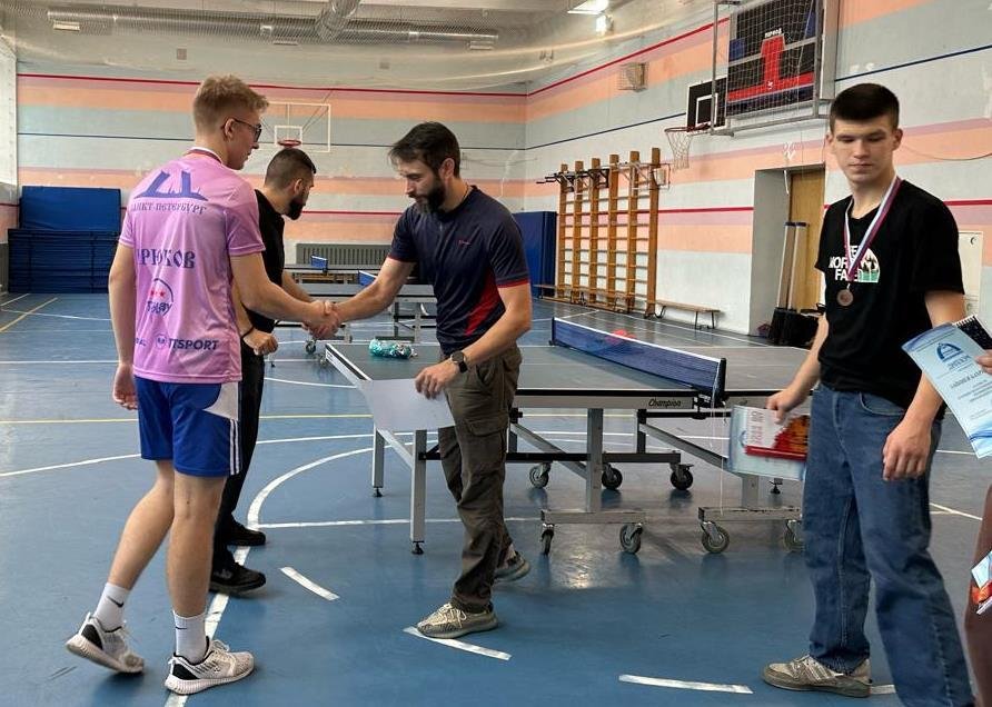 Золото в турнире по настольному теннису Золото в турнире по настольному теннису