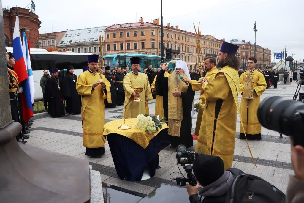 В Санкт-Петербурге освятили памятник адмиралу Ушакову В Санкт-Петербурге освятили памятник адмиралу Ушакову