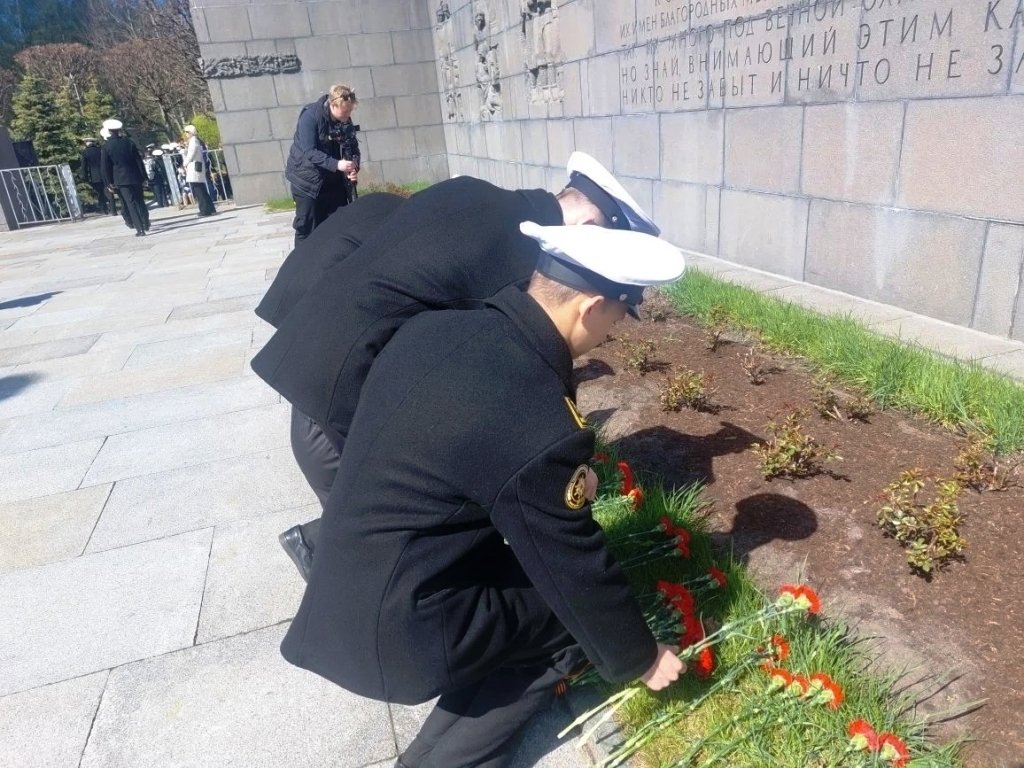 Памяти павших будьте достойны