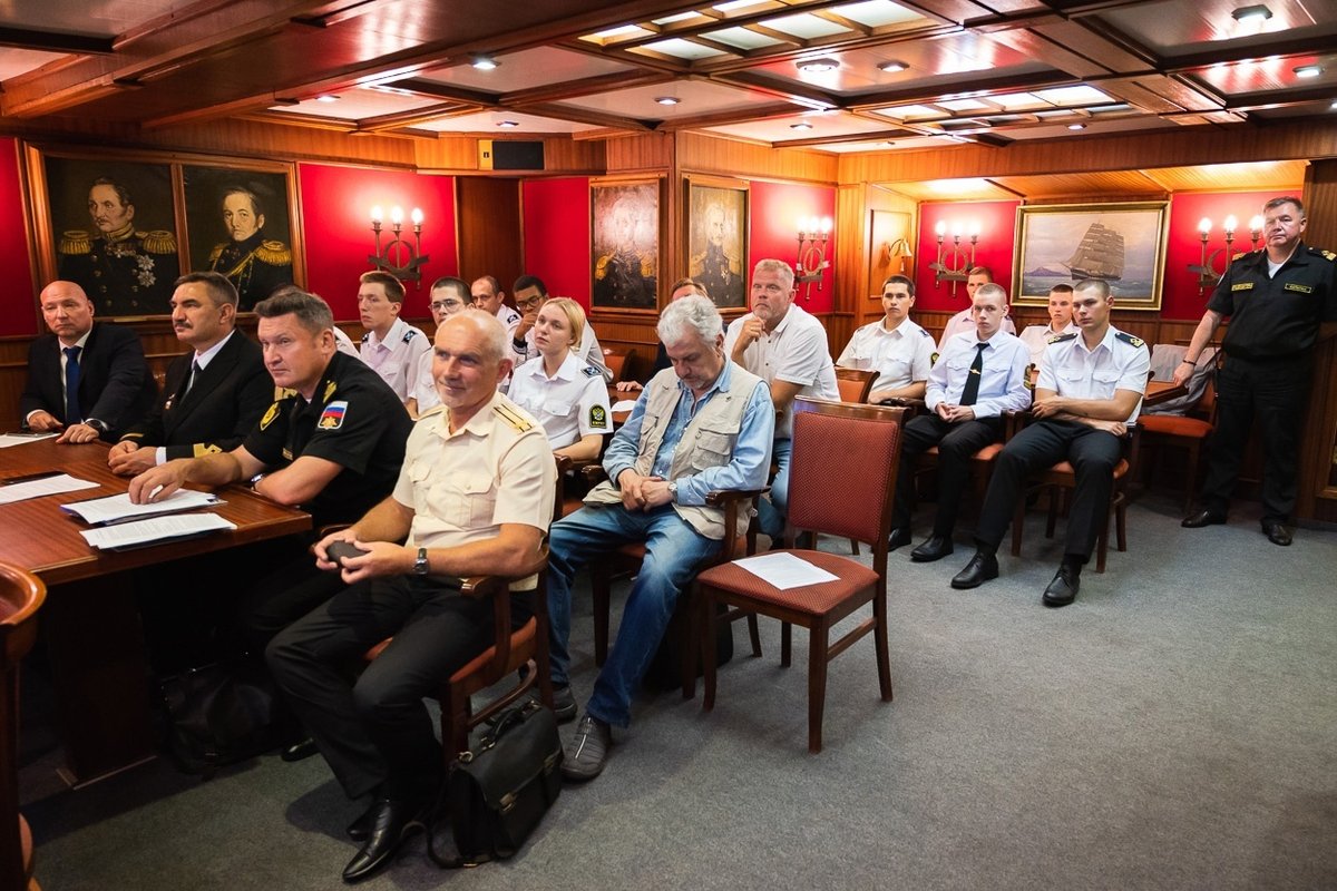 Круглый стол на барке «Крузенштерн» Круглый стол на барке «Крузенштерн»