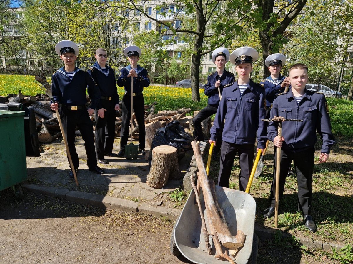 Курсанты приняли участие в общегородском субботнике Курсанты приняли участие в общегородском субботнике