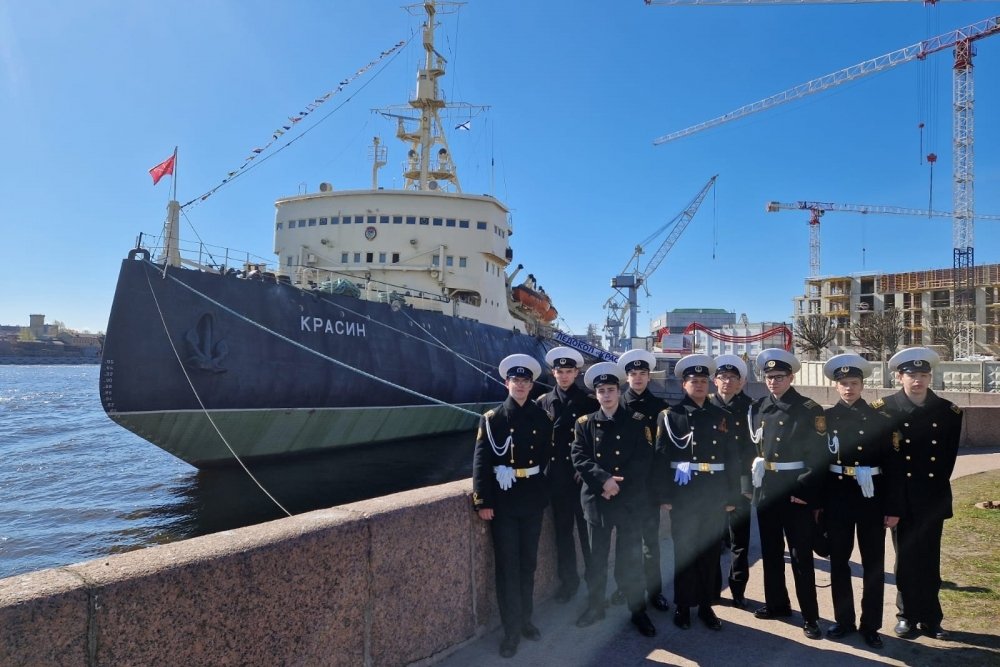 Курсанты встретили День Победы на ледоколе «Красин» Курсанты встретили День Победы на ледоколе «Красин»