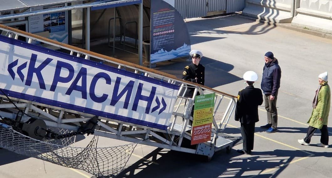 Курсанты встретили День Победы на ледоколе «Красин» Курсанты встретили День Победы на ледоколе «Красин»