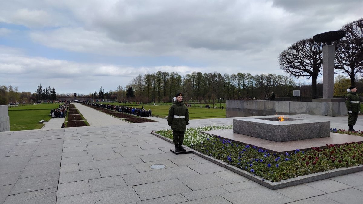 Возложение цветов на Пискарёвском мемориальном кладбище Возложение цветов на Пискарёвском мемориальном кладбище