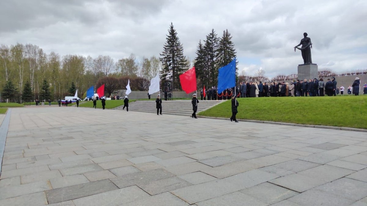 Возложение цветов на Пискарёвском мемориальном кладбище Возложение цветов на Пискарёвском мемориальном кладбище