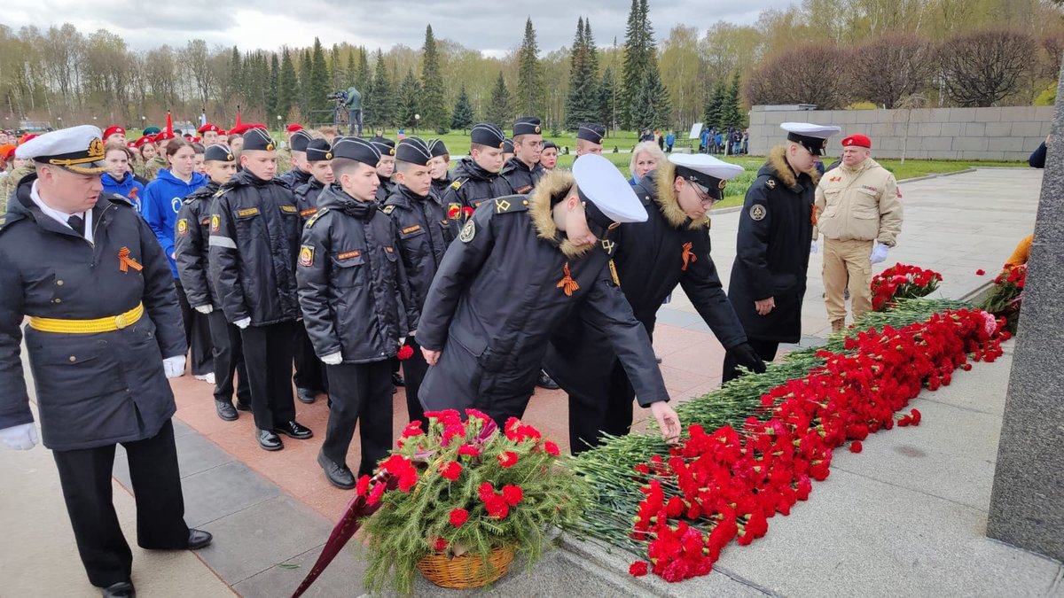 Возложение цветов на Пискарёвском мемориальном кладбище Возложение цветов на Пискарёвском мемориальном кладбище