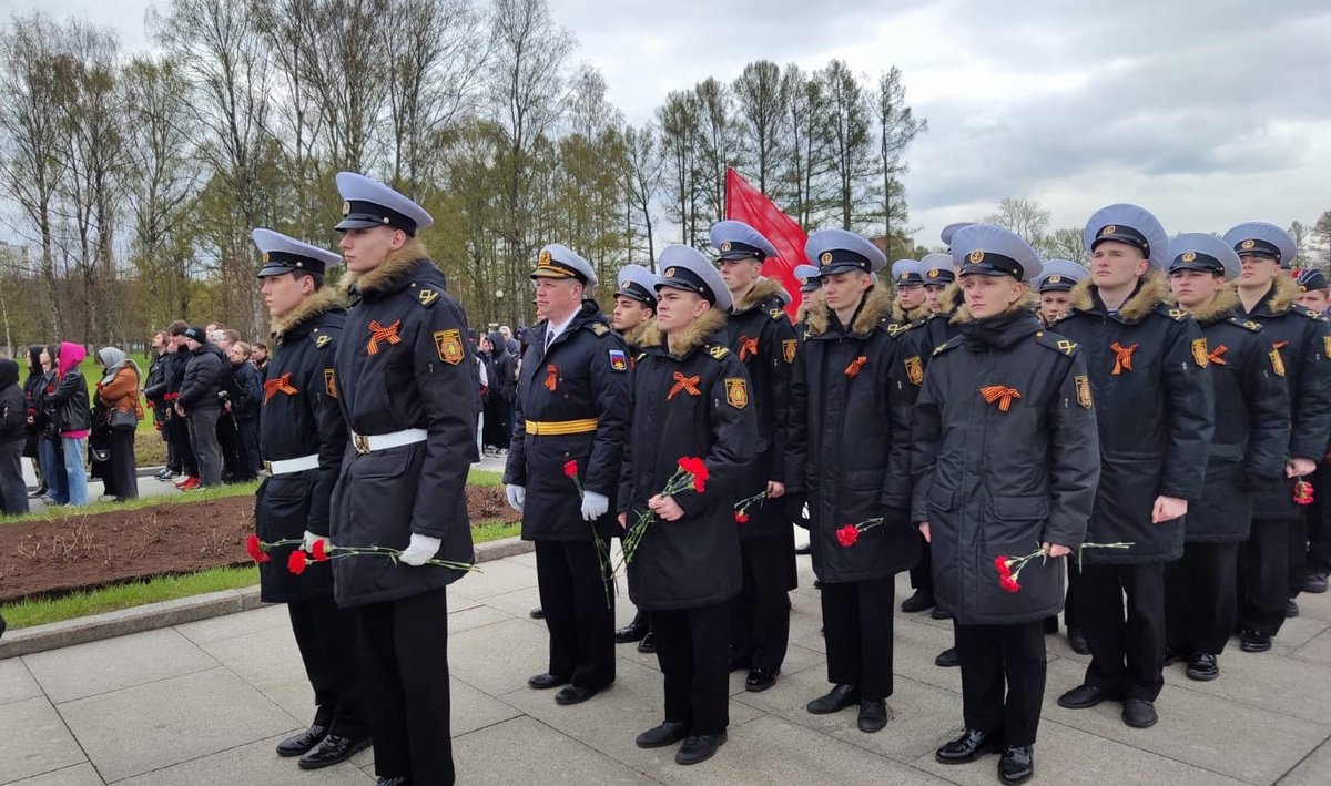 Возложение цветов на Пискарёвском мемориальном кладбище Возложение цветов на Пискарёвском мемориальном кладбище