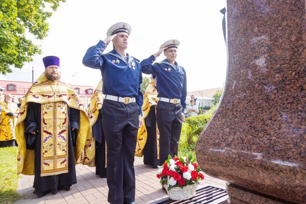 В сквере Орденского собора почтили память Фёдора Головина