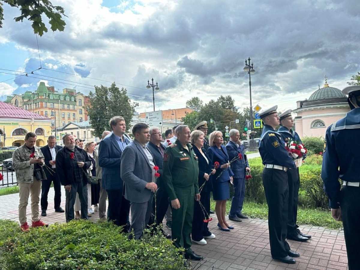 В сквере Орденского собора почтили память Фёдора Головина