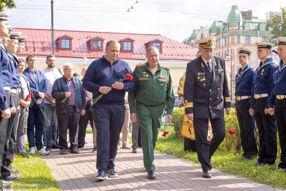 В сквере Орденского собора почтили память Фёдора Головина